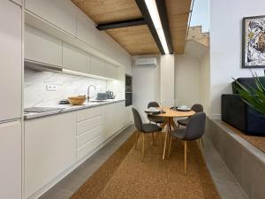 a kitchen with a table and chairs in a room at Apostolos Loft in Évora