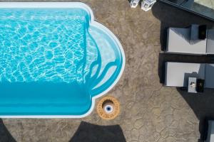 an overhead view of a swimming pool with a table and chairs at Dreamland Ηouses in Oia
