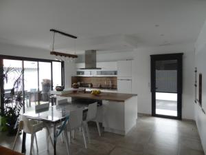 Kuchyňa alebo kuchynka v ubytovaní Villa moderne dans quartier calme