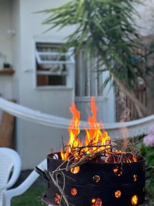 una parrilla con fuego en un patio en Casa Villa de Merlo en Merlo