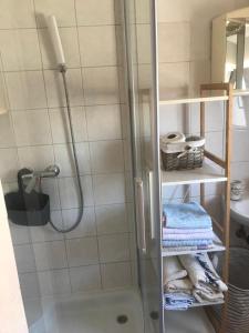 y baño con ducha, toallas y lavamanos. en Apartman Lana, en Zablaće
