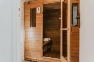 eine Holztür, die in eine Sauna führt in der Unterkunft Privesauna Huisje 33 in Ermelo