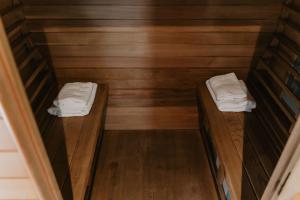 a room with two beds in a sauna at Privesauna Huisje 33 in Ermelo