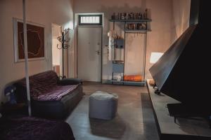 Appartamento a Villa Rosa في Compiobbi: غرفة معيشة مع أريكة وبيانو