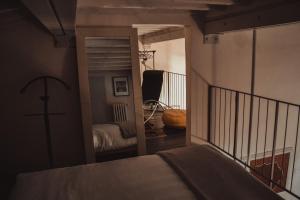 Appartamento a Villa Rosa في Compiobbi: غرفة نوم بسرير ومرآة