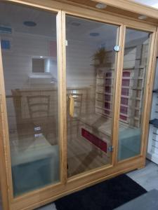 una porta a vetri con tavolo in una stanza di suite Holiday House Bonaccorso a Catania