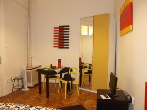 een woonkamer met een tafel en stoelen in een kamer bij Charming Studio at the Danube in Boedapest