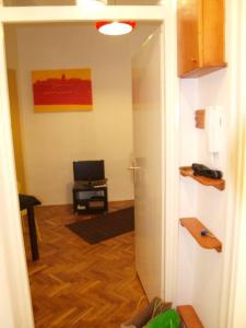 een kamer met een deur naar een woonkamer bij Charming Studio at the Danube in Boedapest