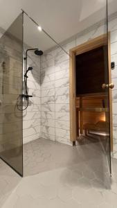 baño con ducha y puerta de cristal en Manni Homestay, en Kuressaare