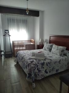 a bedroom with a bed and a window at La Teja del Jerte in Aldehuela del Jerte