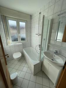 Koupelna v ubytování Ferienwohnung bei Bad Ems im Lahntal + 29 fotografií