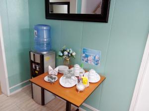 una pequeña mesa con platos en una habitación en HOSTAL SUITE 1 Oriente 1075, Viña del Mar, en Viña del Mar