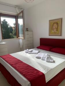 una camera da letto con un grande letto con asciugamani di Coral Dream ad Alghero