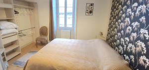 Posteľ alebo postele v izbe v ubytovaní LaConciergerieJonzac, maison de ville La Sympathique