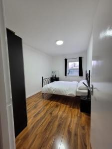 Schlafzimmer mit einem Bett und Holzboden in der Unterkunft Stunning 1 bedroom apartment in London in London