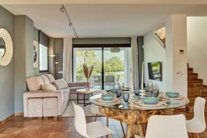 uma sala de estar com mesa e cadeiras em Can Agua IBIZA - Fantastic Villa with pool & BBQ em Sant Josep de sa Talaia