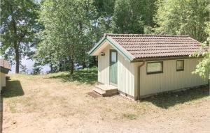a small shed sitting on the side of a dirt road at 3 Bedroom Stunning Home In Lidhult in Torseryd