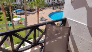 Basen w obiekcie Under The Lime, beautiful apartment Los Cristianos lub w pobliżu