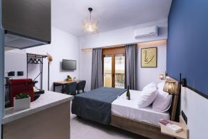 Posteľ alebo postele v izbe v ubytovaní Alcyone Studios and Apartments