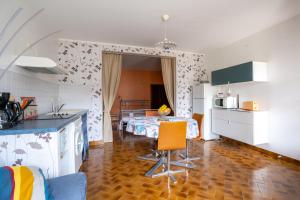 een keuken en een woonkamer met een bed en een tafel bij LaConciergerieJonzac, Résidence La Barberie in Saint-Martial-de-Vitaterne