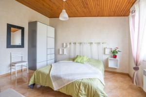 een slaapkamer met een bed en een houten plafond bij LaConciergerieJonzac, Résidence La Barberie in Saint-Martial-de-Vitaterne