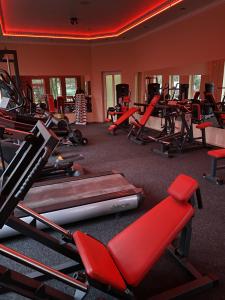 Posilňovňa alebo fitness centrum v ubytovaní Sting Hotel & Event Palace