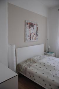 um quarto branco com uma cama e uma fotografia na parede em Glück im Kohlenpott em Bottrop