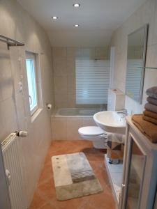 ein Badezimmer mit einem Waschbecken, einem WC und einer Badewanne in der Unterkunft Glück im Kohlenpott in Bottrop