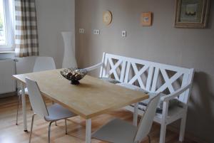 a dining room table and chairs with a bowl on it at Glück im Kohlenpott in Bottrop