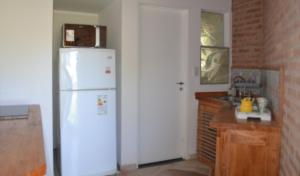 cocina con nevera blanca en una habitación en Coqueto departamento, Jardines del Rey en Neuquén