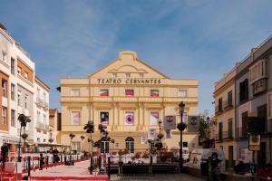 budynek z napisem na ulicy w obiekcie Platea Cervantes, Centro Histórico by AlohaMálaga w Maladze