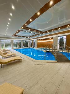 Bazén v ubytovaní Sting Hotel & Event Palace alebo v jeho blízkosti