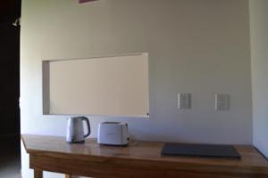 a wooden desk with a computer on top of it at Coqueto departamento, Jardines del Rey in Neuquén