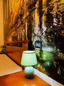 una camera con lampada verde di fronte a un quadro di Come a casa tua a Falconara Marittima