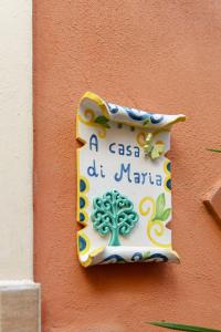 een bord aan de zijkant van een muur bij A casa di Maria in Catania