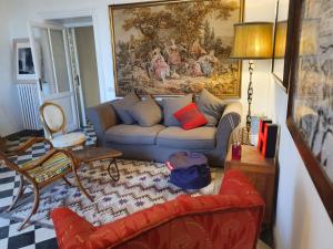 un soggiorno con divano e un dipinto di Home Rome Lepanto a Roma