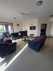 TV a/nebo společenská místnost v ubytování Luxurious 2-Bedroom Apartment Nyali, Mombasa + 15 fotografií