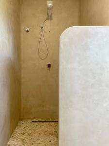 a corner of a room with a shower in a wall at Casa Surya in São Miguel do Gostoso