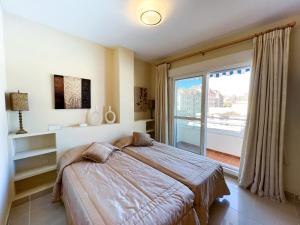 Postel nebo postele na pokoji v ubytování Apartamento acogedor de 2 dormitorios a solo 150 m de la playa Sabinillas, Manilva