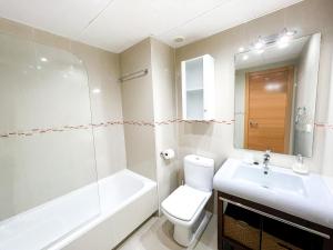een badkamer met een wastafel, een toilet en een bad bij Apartamento acogedor de 2 dormitorios a solo 150 m de la playa Sabinillas, Manilva in San Luis de Sabinillas