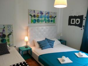 sypialnia z łóżkiem i dwoma stołami z ręcznikami w obiekcie Apartman Maria 2 w Rabie