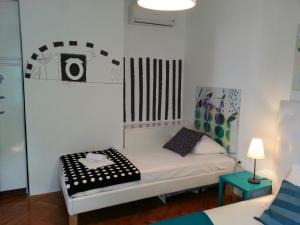 mały pokój z łóżkiem i stołem w obiekcie Apartman Maria 2 w Rabie