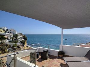 einen Balkon mit Meerblick in der Unterkunft Casa Perola -ocean view cottage in Carvoeiro