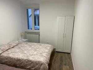 een witte slaapkamer met een bed en een raam bij Casa vacanze Ginevra a Trieste in Trieste