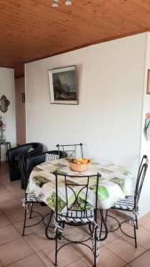 una mesa y sillas en una sala de estar con techo en Maison Des Lys, en Jonzac