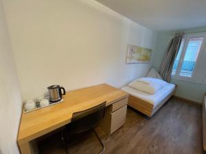 Łóżko lub łóżka w pokoju w obiekcie Interlaken Linda Inn Lodge
