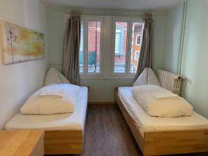 Łóżko lub łóżka w pokoju w obiekcie Interlaken Linda Inn Lodge