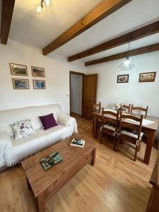 sala de estar con sofá y mesa en El Desván de Gredos, en Navarredonda de Gredos