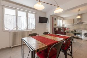 cocina y comedor con mesa y sillas en LaConciergerieJonzac, Maison de ville ALAMBIC, en Jonzac