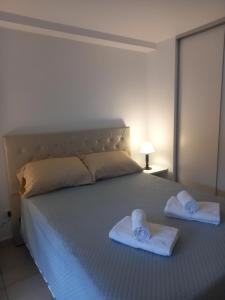 1 dormitorio con 1 cama con toallas en Apart New Green en Salta
